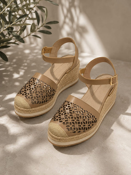 Sandalias de plataforma tipo espadrille en color taupe con diseño frontal calado, correa ajustable con hebilla al tobillo y suela cubierta de yute.