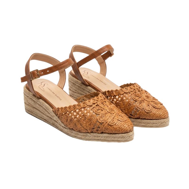 Sandalia alpargata de yute tejida a mano color camel con diseño floral calado - Carolina Santos